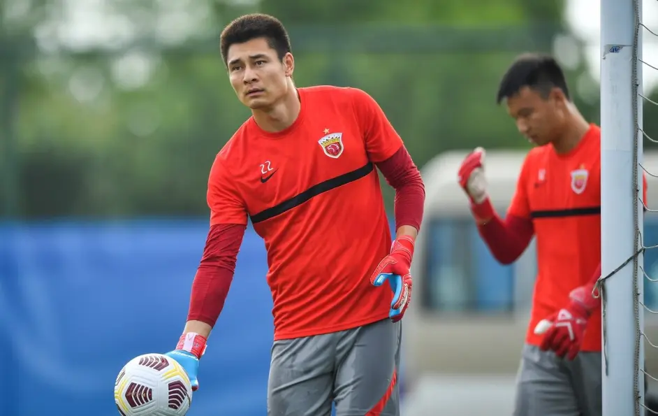 包含西汉姆发布备战花絮，赛后迎来里程碑，亚冠任务艰巨，赛程密集仍需轮换的词条